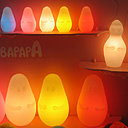 Jouant sur la douceur des Barbapapa, la lumière se fait diffuse et tamisée avec cette lampe de Leblon-Delienne pour Made In Design. Lorsqu’il est éteint, le corps reste blanc, avent de s’illuminer de couleur quand il s’allume. Jouant sur la douceur des Barbapapa, la lumière se fait diffuse et tamisée avec cette lampe de Leblon-Delienne pour Made In Design. Lorsqu’il est éteint, le corps reste blanc, avent de s’illuminer de couleur quand il s’allume.