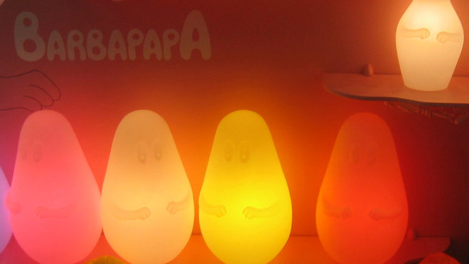 Jouant sur la douceur des Barbapapa, la lumière se fait diffuse et tamisée avec cette lampe de Leblon-Delienne pour Made In Design. Lorsqu’il est éteint, le corps reste blanc, avent de s’illuminer de couleur quand il s’allume. Jouant sur la douceur des Barbapapa, la lumière se fait diffuse et tamisée avec cette lampe de Leblon-Delienne pour Made In Design. Lorsqu’il est éteint, le corps reste blanc, avent de s’illuminer de couleur quand il s’allume.