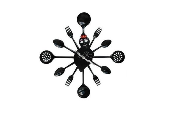 Sur un fond de couverts en métal noir, Barbamama vous donne l’heure dans la cuisine avec cette horloge d’Heliopresto. Chacun des ustensiles représente l’un des douze chiffre, permettant de marquer le temps avec originalité.