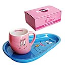 Favorisant un instant de détente, la tasse Barbapapa se positionne sur une soucoupe Barbibul, qui laisse la place vacante à une petite sucrerie. Idéal lorsqu’une petite fringale se fait sentir, ils vous accompagneront du soir au matin. Favorisant un instant de détente, la tasse Barbapapa se positionne sur une soucoupe Barbibul, qui laisse la place vacante à une petite sucrerie. Idéal lorsqu’une petite fringale se fait sentir, ils vous accompagneront du soir au matin.