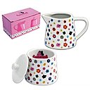 Présentant de jolis motifs de fleurs stylisées, le sucrier et la crémière de Cadodes donne une touche champêtre lors du thé. Discrets, nos petits amis les Barbapapa se dissimulent à l’intérieur de la céramique. Présentant de jolis motifs de fleurs stylisées, le sucrier et la crémière de Cadodes donne une touche champêtre lors du thé. Discrets, nos petits amis les Barbapapa se dissimulent à l’intérieur de la céramique.