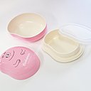 S’amusant avec la forme généreuse de Barbapapa, la Lunch Box de Bento & co se présente comme une coque rose, compartimentée en deux espaces. Dans un esprit fonctionnel, les boîtes passent au micro-onde sans leur couvercle. S’amusant avec la forme généreuse de Barbapapa, la Lunch Box de Bento & co se présente comme une coque rose, compartimentée en deux espaces. Dans un esprit fonctionnel, les boîtes passent au micro-onde sans leur couvercle.