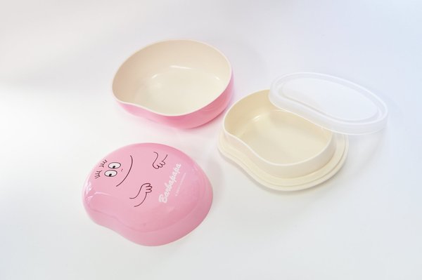 S’amusant avec la forme généreuse de Barbapapa, la Lunch Box de Bento & co se présente comme une coque rose, compartimentée en deux espaces. Dans un esprit fonctionnel, les boîtes passent au micro-onde sans leur couvercle.