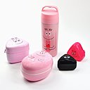 Lors de vos pauses déjeunées, vous ne serez plus seul puisque les Barbapapa vous accompagnent dans une collection de produits de Bento & co : la Lunch Box, l’Onigiri, la Rice Ball Case et la Bouteille Thermos. Lors de vos pauses déjeunées, vous ne serez plus seul puisque les Barbapapa vous accompagnent dans une collection de produits de Bento & co : la Lunch Box, l’Onigiri, la Rice Ball Case et la Bouteille Thermos.