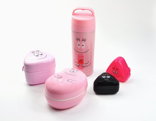 Lors de vos pauses déjeunées, vous ne serez plus seul puisque les Barbapapa vous accompagnent dans une collection de produits de Bento & co : la Lunch Box, l’Onigiri, la Rice Ball Case et la Bouteille Thermos.