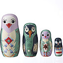 La tradition veut que la matriochka représente une femme plantureuse à l’origine paysanne, mais les traditions sont faites pour être détournées comme avec la Bird Family de Fleux. La tradition veut que la matriochka représente une femme plantureuse à l’origine paysanne, mais les traditions sont faites pour être détournées comme avec la Bird Family de Fleux.