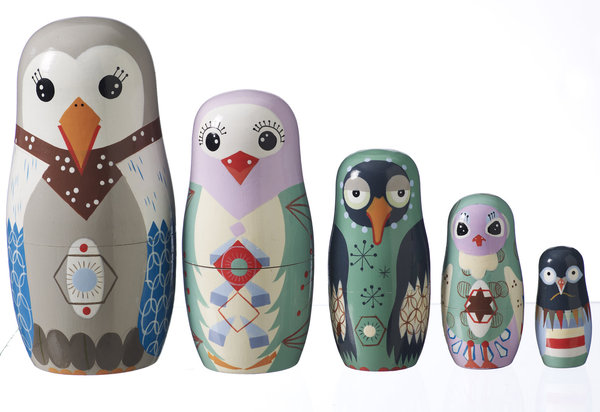 La tradition veut que la matriochka représente une femme plantureuse à l’origine paysanne, mais les traditions sont faites pour être détournées comme avec la Bird Family de Fleux.