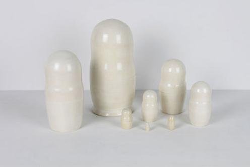 Dessinées par la Maison Martin Margiela, ces matriochkas jouent sur l’anonymat avec leur aspect uniformément blanc, dont le seul indice identitaire réside dans leurs formes plantureuses. Elles conservent un esprit traditionnel, puisqu’elles sont réalisées en Russie.