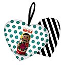 A suspendre comme objet décoratif, ce coussin-cœur Matriochka de Laissez Lucie Faire joue sur l’association de motifs, pour créer un rythme dynamique entre les rayures et les pois où la poupée russe évolue. A suspendre comme objet décoratif, ce coussin-cœur Matriochka de Laissez Lucie Faire joue sur l’association de motifs, pour créer un rythme dynamique entre les rayures et les pois où la poupée russe évolue.