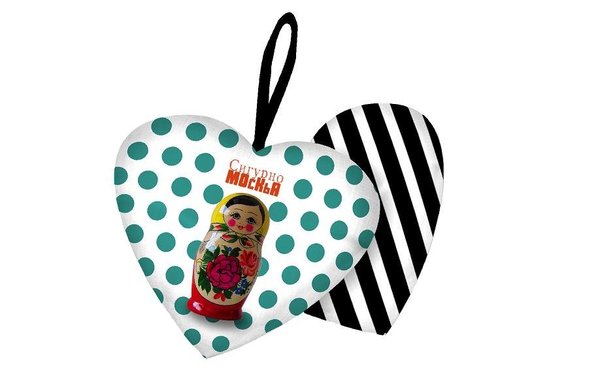 A suspendre comme objet décoratif, ce coussin-cœur Matriochka de Laissez Lucie Faire joue sur l’association de motifs, pour créer un rythme dynamique entre les rayures et les pois où la poupée russe évolue.