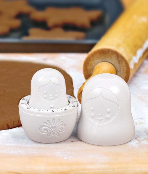 Comme tout le monde le sait, une poupée russe peut en cacher une autre. Avec Cerise sur la Déco, elle dissimule un minuteur de la marque Fred, qui vous préviendra dès que la cuisson de vos petits plats est arrivée à son terme.