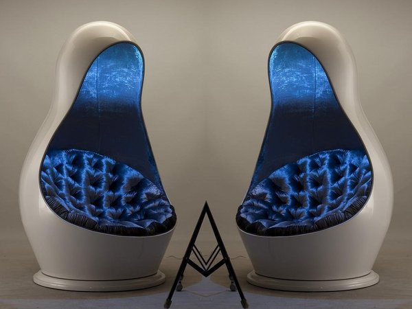 Conçu par Peter et Georgi Slokoski, le fauteuil Matreshka se décline en une collection de sièges, offrant l’impression de véritable cocon. Avec un système de LED intégré, il s’illumine de mille feux, pour la lecture ou pour créer des ambiances variées.