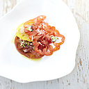 Élégante superposition de tomates multicolores et multi-saveurs.