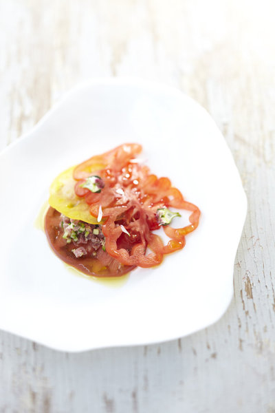 Élégante superposition de tomates multicolores et multi-saveurs.