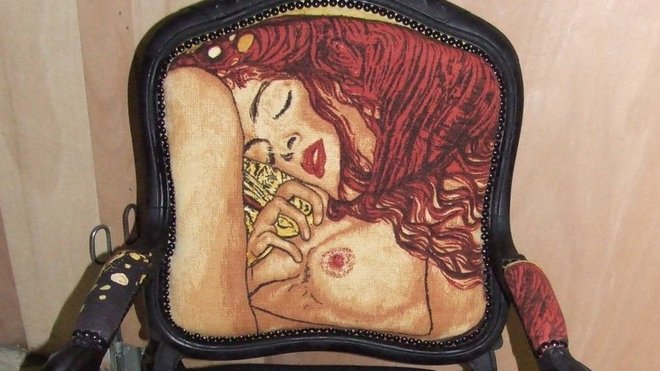 Sur une structure de fauteuil ancien, Caramel12 pour A Little Market appose un tissu noir pour le siège, répondant au motif du dossier. Cette figuration de la « Danaé » de Klimt apporte une petite touche d’érotisme discret.