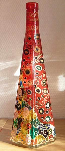 Entièrement peinte à la main, la bouteille-soliflore de Miv Créations pour A Little Market joue sur la transparence du verre, pour laisser la lumière pénétrer la lumière dans une mise en valeur de la matière.