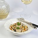 Haricots Tarbais et Saint-Jacques rôties, quand le terroir rencontre une coquille raffinée.