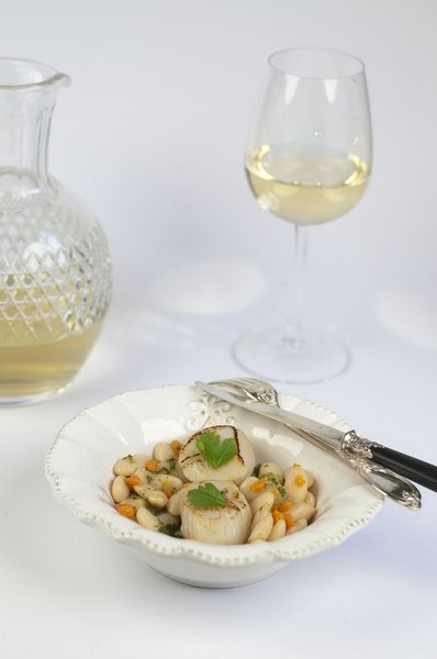 Haricots Tarbais et Saint-Jacques rôties, quand le terroir rencontre une coquille raffinée.