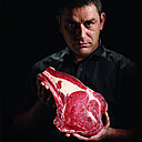 Fournisseur des plus grandes maisons, le célèbre boucher, Hugo Desnoyer, nous dévoile ses secrets pour choisir une bonne viande et la cuisiner avec soin. Fournisseur des plus grandes maisons, le célèbre boucher, Hugo Desnoyer, nous dévoile ses secrets pour choisir une bonne viande et la cuisiner avec soin.