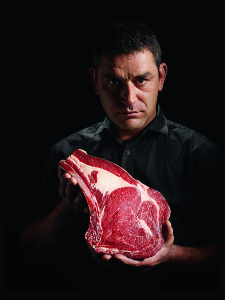 Fournisseur des plus grandes maisons, le célèbre boucher, Hugo Desnoyer, nous dévoile ses secrets pour choisir une bonne viande et la cuisiner avec soin.