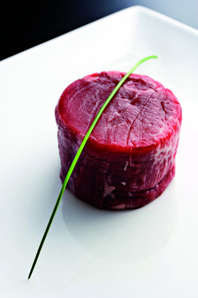 Pour les amateurs de viande, la tagliata ravira les plus difficiles. Ce mode de cuisson permet de réaliser un plat, où la viande est sublimée dans sa plus totale simplicité, sur un nid de roquette et de tomates cerises.