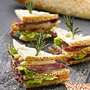 Version tapas pour des mini Club Sandwiches réalisés avec une baguette croustillante Rétrodor aux graines de sésame.