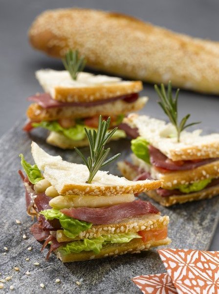 Version tapas pour des mini Club Sandwiches réalisés avec une baguette croustillante Rétrodor aux graines de sésame.
