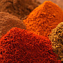 D’origine américaine, le paprika est issu du séchage et moulage d’un piment ou poivron mûre, dont les saveurs restent douces et subtiles. D’une puissante couleur rouge, il sert parfois comme ornement, dans la décoration des plats.