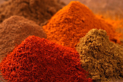 D’origine américaine, le paprika est issu du séchage et moulage d’un piment ou poivron mûre, dont les saveurs restent douces et subtiles. D’une puissante couleur rouge, il sert parfois comme ornement, dans la décoration des plats.