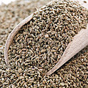 Originaire du Levant, le cumin est connu depuis la plus haute Antiquité, où il servait à la médecine et à la magie. D’un goût puissant aux notes terreuses, l’épice joue sur des notes exotiques, pour parfumer les plats en cuisine.