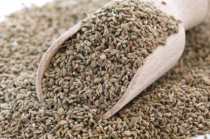 Originaire du Levant, le cumin est connu depuis la plus haute Antiquité, où il servait à la médecine et à la magie. D’un goût puissant aux notes terreuses, l’épice joue sur des notes exotiques, pour parfumer les plats en cuisine.