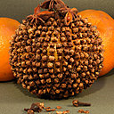 Issu du giroflier, le clou de girofle est une fleur récoltée et séchée au soleil, dont les utilisations multiples dans la maison en font une épice indispensable. Indissociables de l’automne, il vous accompagnera jusque sur la table de fête avec la pomme d’ambre.