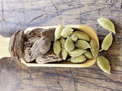 Protégée par une capsule, la gaine de cardamome demande à être extraite de sa loge, afin de parfumer les plats en cuisine. Régnant en maîtresse dans la cuisine indienne et chinoise, elle sert d’exhausteur de goût, insufflant fraîcheur et chaleur à la fois.
