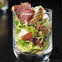 Magret de canard en lamelles, chèvre frais et figues séchées sur lit de roquette, une jolie vinaigrette moutardée, et le tour est joué.