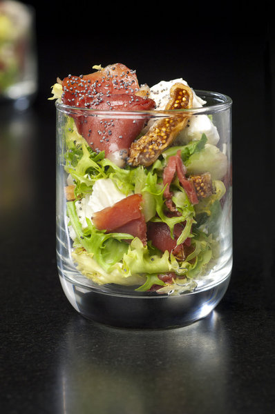 Magret de canard en lamelles, chèvre frais et figues séchées sur lit de roquette, une jolie vinaigrette moutardée, et le tour est joué.