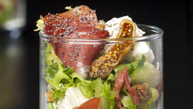 Magret de canard en lamelles, chèvre frais et figues séchées sur lit de roquette, une jolie vinaigrette moutardée, et le tour est joué.