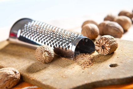 Tel un abricot, le fruit du muscadier s’ouvre pour mettre à jour la fameuse graine de muscade. Se râpant au fur et à mesure, elle octroie une chaude saveur en cuisine, qui permet de relever les plats un peu trop fades.