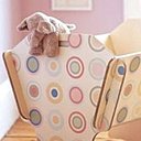 Un berceau en carton à bonne hauteur, pour bercer doucement bébé.