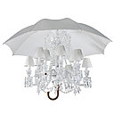 Dessiné par Philip Starck, le lustre « Marie Coquine » de Baccarat présente une structure en zénith blanc, surmonté d’un incongru parapluie. Objet décalé, il revisite avec humour la forme classique du luxe, pour la réinventer dans une nouvelle dimension.