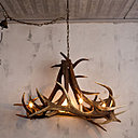 Dans un esprit rustique, le lustre se plaît à évoquer la vie champêtre avec le modèle « Bois de cerfs » de Chehoma. D’une impression massive, le luminaire permet de mettre en valeur son matériau, qui fait la part belle à la noblesse.