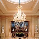 Libre à vous de recréer un décor digne de l’hôtel parisien Georges V avec ce lustre de Delisle, dont la magnificence de la composition de métal et cristal permet de souligner le luxe des lieux.