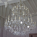 Rien n’est jamais trop clinquant lorsqu’il s’agit de lustre, comme nous le prouve le modèle « Cage » d’Ombres et Facettes. Composé de bronze argenté et de pampilles cristal, il incarne le luxe dans toute sa splendeur.