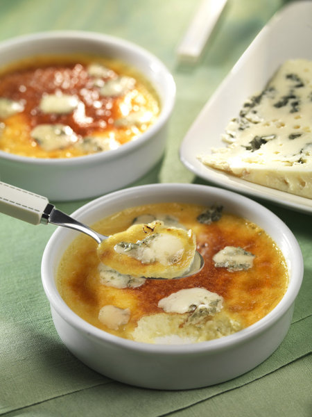 Originale et très parfumées, la célèbre crème brûlée façon Roquefort.