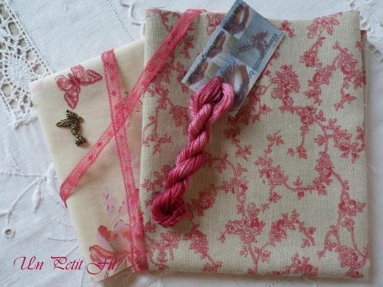 Kit Mas d'Ouvan Alice Chambray + 1 éch de fil + 1 m dentelle + 1 charm + 1 grille oiseau