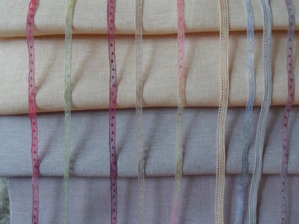Toile et dentelles teintées artisanalement, vendues en petits coupons et en kits.