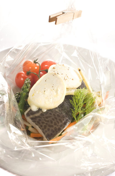 Toujours délicieux en papillote, le cabillaud au Chavignol petits légumes garde son moelleux et toutes ses saveurs.