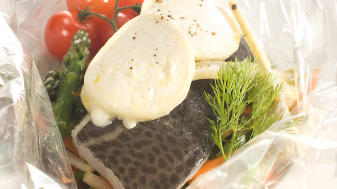 Toujours délicieux en papillote, le cabillaud au Chavignol petits légumes garde son moelleux et toutes ses saveurs.