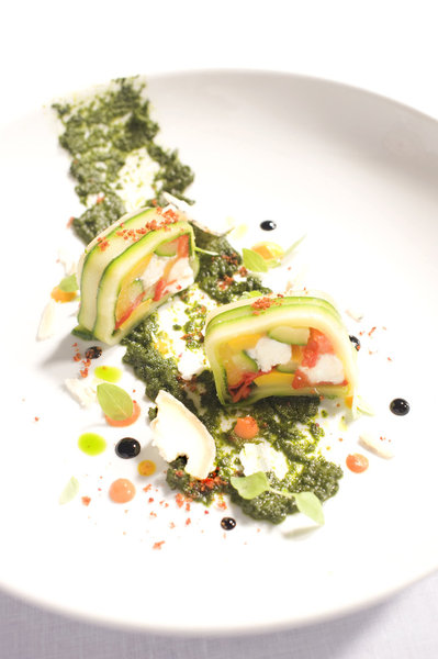 Un concentré de saveurs estivales dans ce pressé de légumes au Chavignol, frais et léger pour débuter un repas ensoleillé.