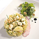 Les cerneaux de noix rendent chic cette salade de pommes de terre au crottin de Chavignol en apportant saveur et croquant.