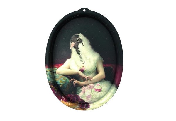 Dans la collection Boudoir d’Ibride, je demande « Rosita », le plateau-cadre de Rachel Convers de Kraft Decoline. Cette femme-oiseau à la gestuelle délicate apporte raffinement et élégance à un intérieur.